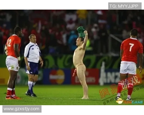 男足球明星因慈善活动裸跑引发热议展现运动员勇气与社会责任感